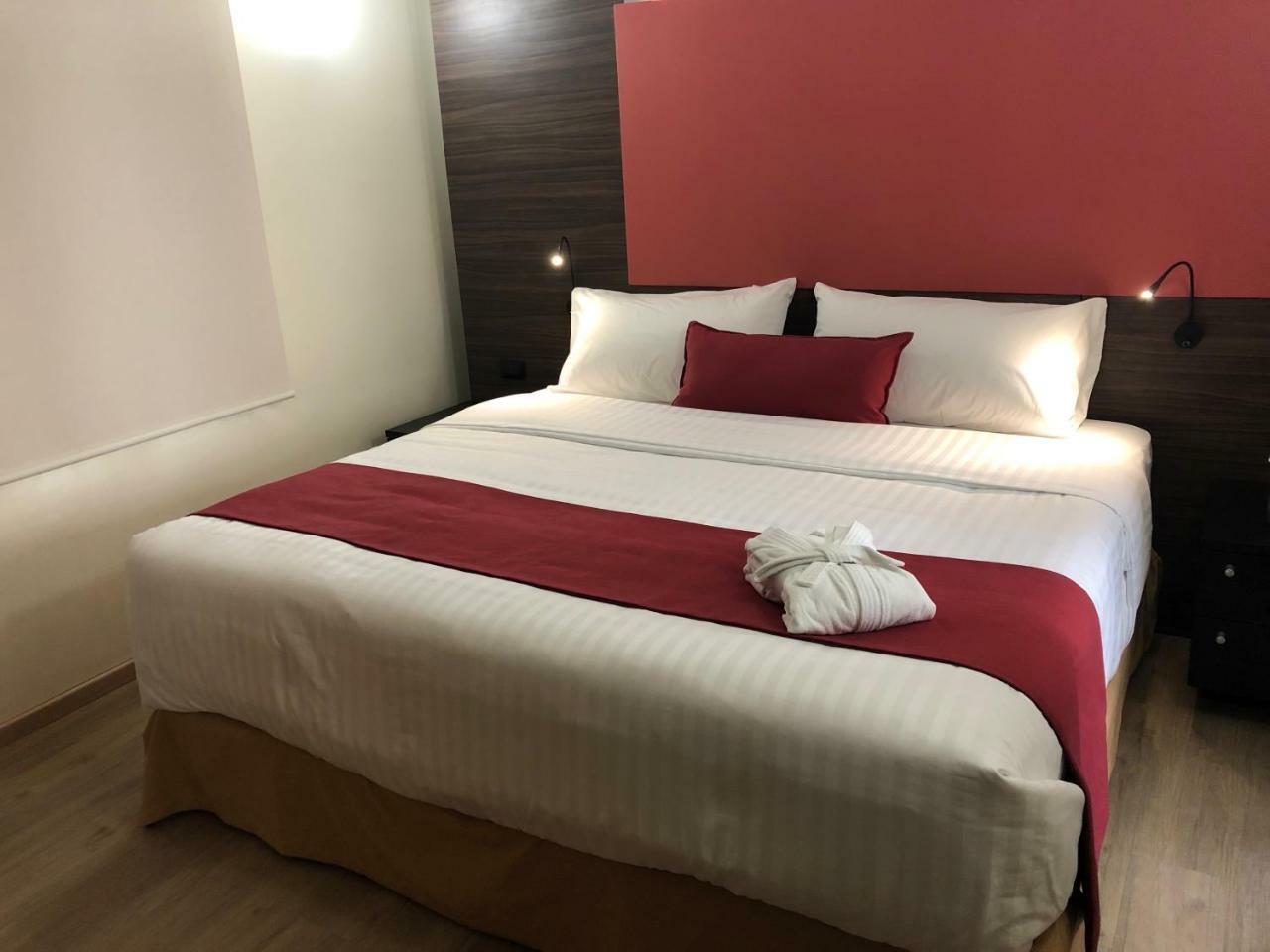 MC Suites Città del Messico Esterno foto A bed in a hotel room
