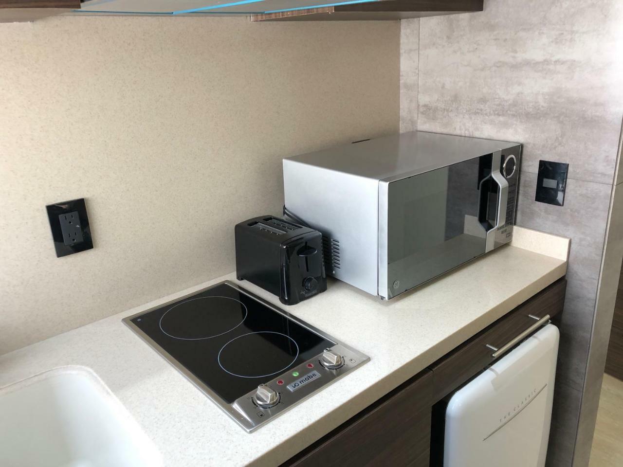 MC Suites Città del Messico Esterno foto A microwave oven in a kitchen