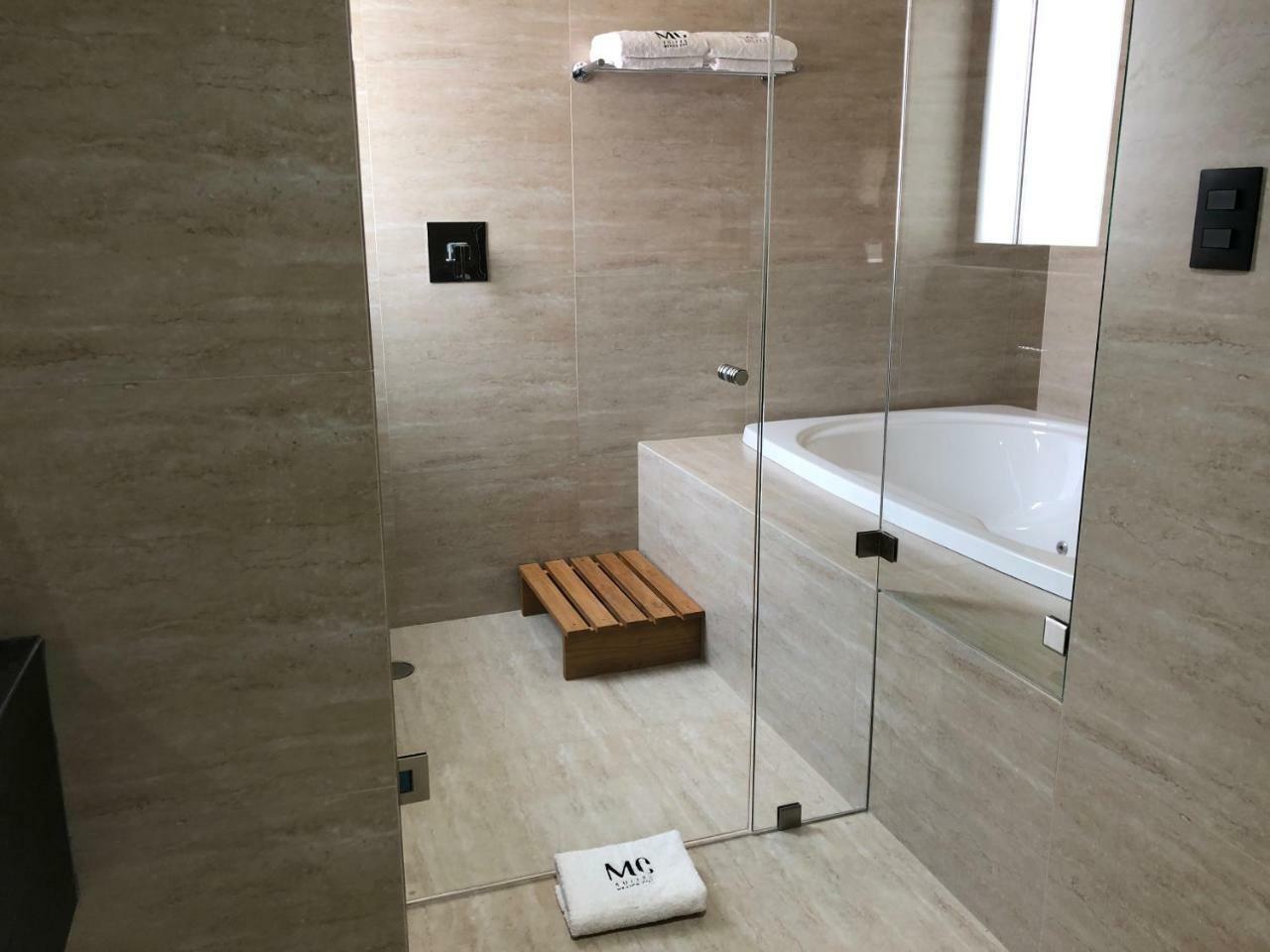 MC Suites Città del Messico Esterno foto A shower with a sliding door