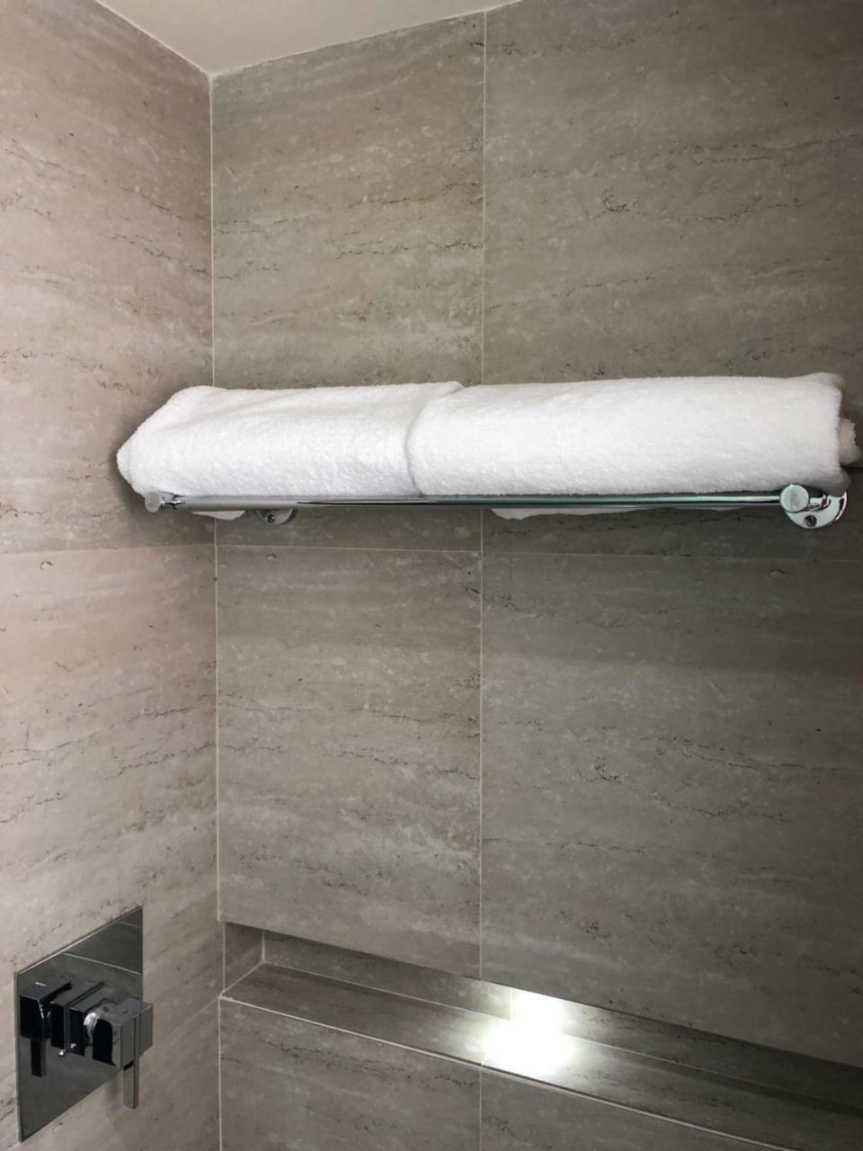 MC Suites Città del Messico Esterno foto A towel rack with a towel