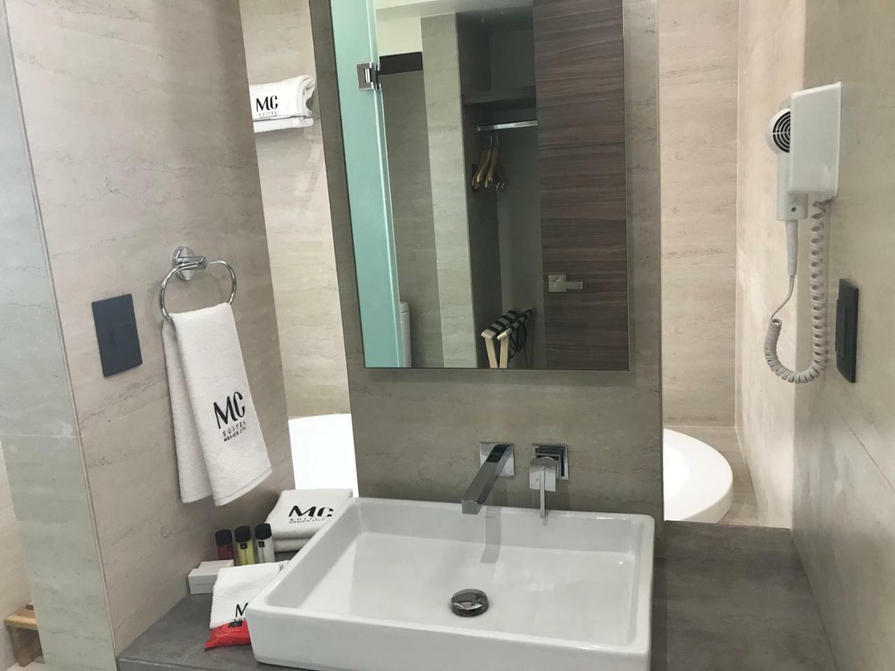 MC Suites Città del Messico Esterno foto Bathroom of a hotel room