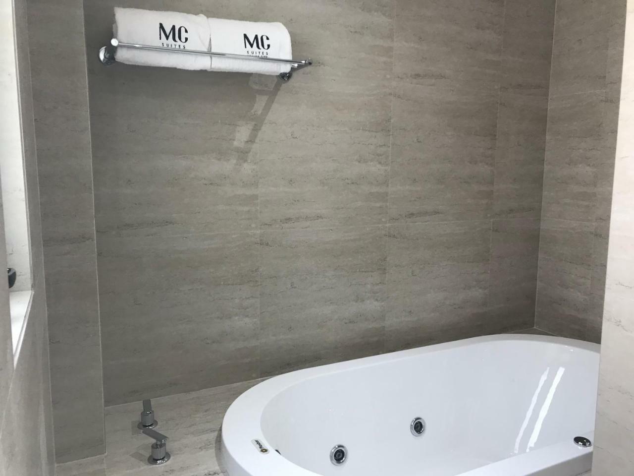 MC Suites Città del Messico Esterno foto A modern bathtub