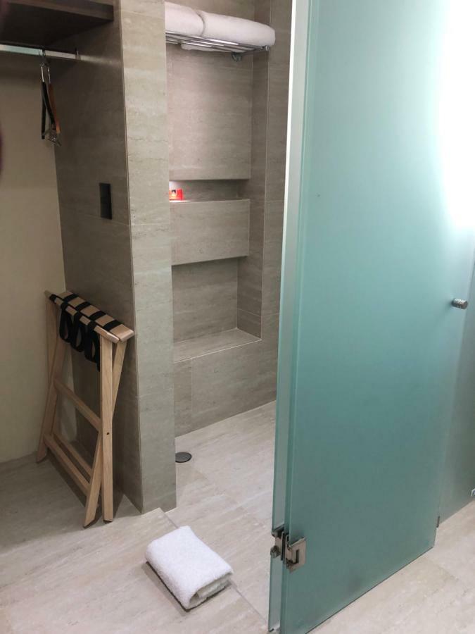 MC Suites Città del Messico Esterno foto A shower with a wet room