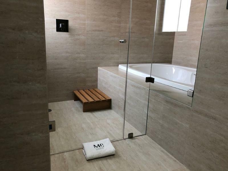 MC Suites Città del Messico Esterno foto A shower enclosure with a fixed glass panel